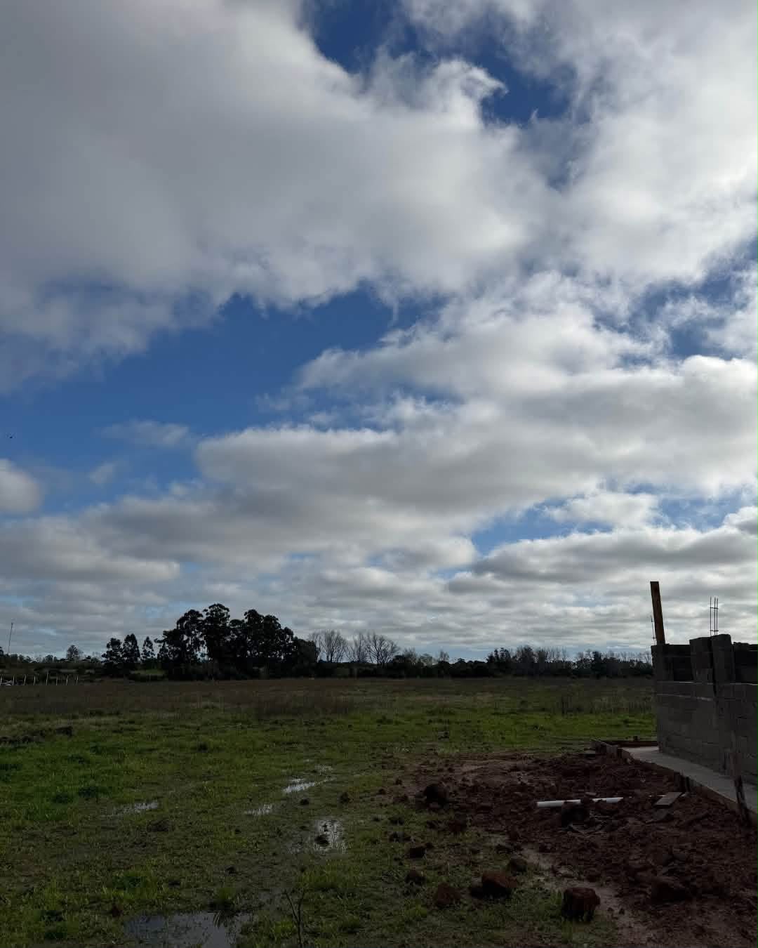 Terreno de la chacra con cielo abierto