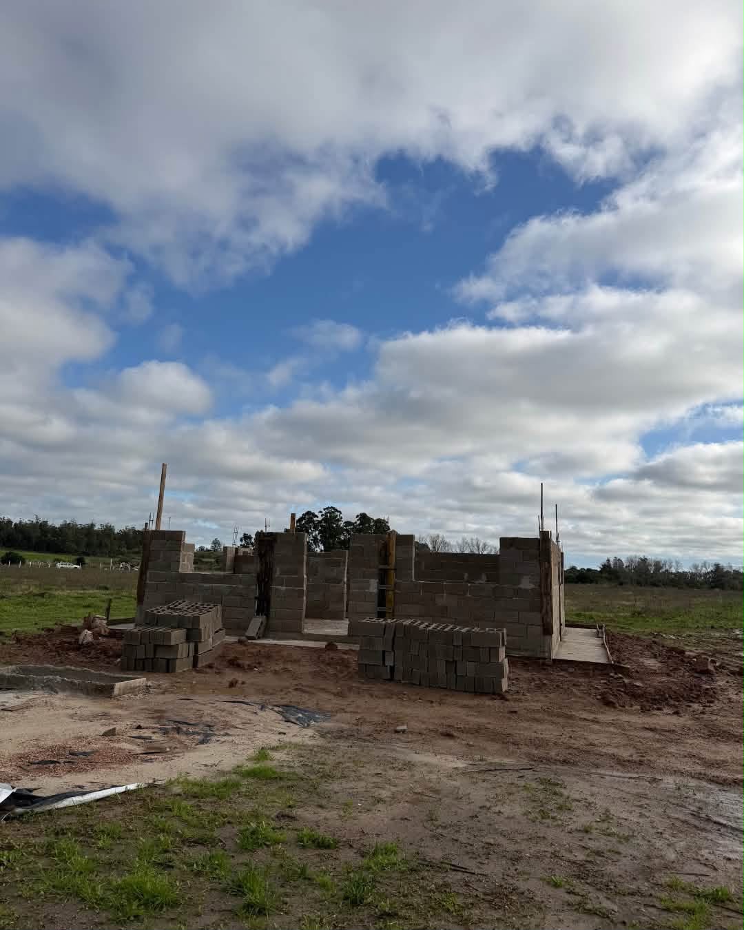 Construcción en obra dentro de la chacra